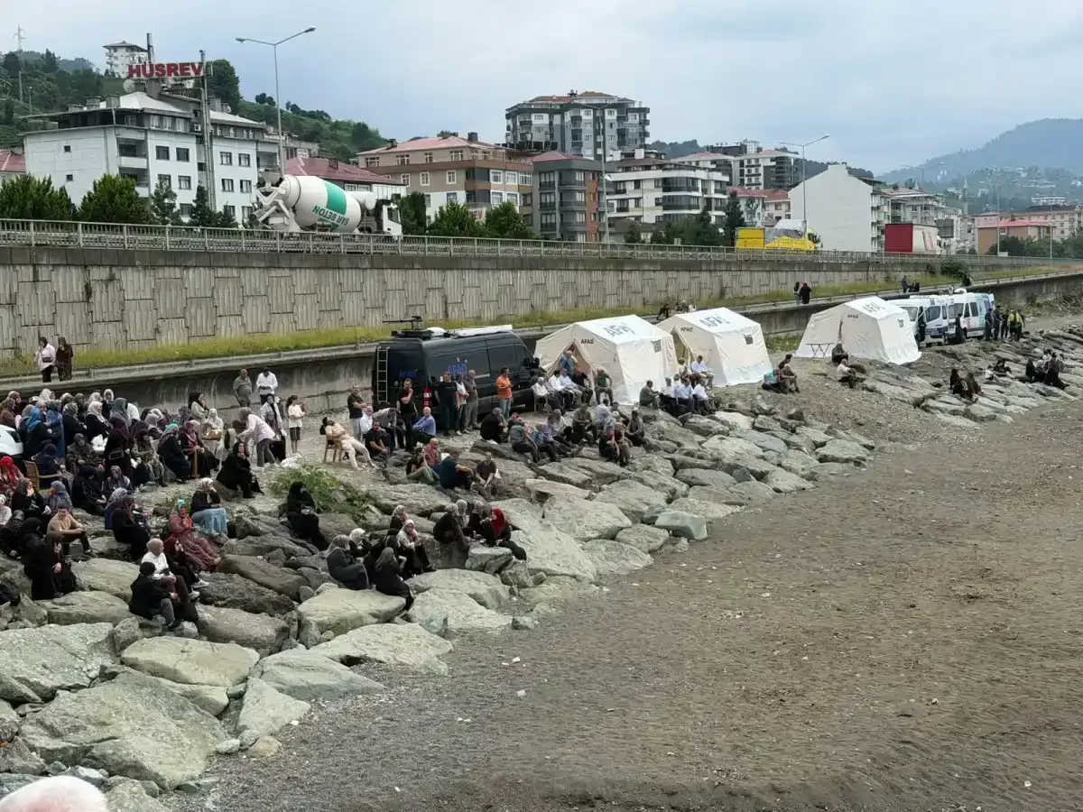 Rize Çayeli’nde denizde kaybolan 10 yaşındaki çocuk için arama çalışmaları sürüyor