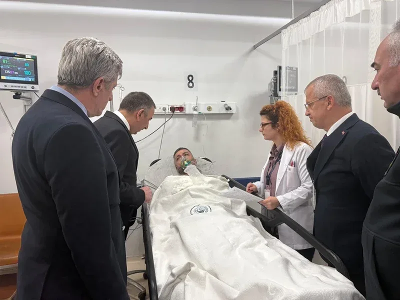Zonguldak Valisi Hacıbektaşoğlu, maden kazasında yaralanan işçileri ziyaret etti