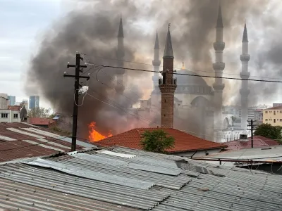 Ankara Ulus'ta Nene Hatun Camii yanında yangın